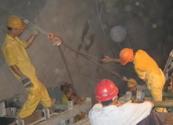地铁隧道施工挖掘机组装用手拉葫芦起吊组装零部件