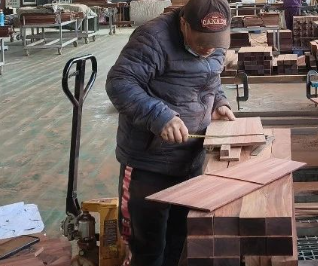 手动液压搬运车助力木材加工厂车间木材搬运