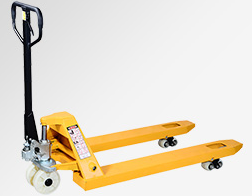 超市工作人员使用液压搬运车装卸货物