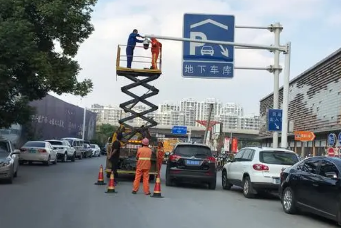 高空升降平台车让红绿灯的检修更加高效安全